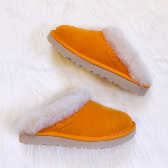 UGG Cluggette Slippers For Outdoor/Indoor Use - Picture 3 of 7